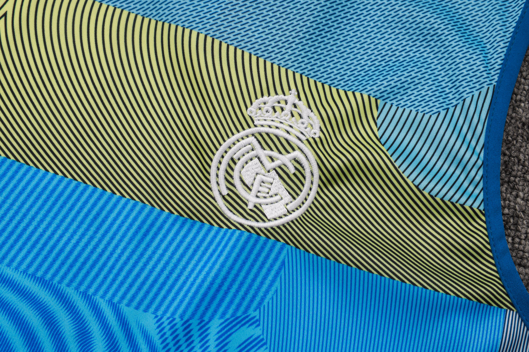 ENTRAÎNEMENT SANS MANCHES REAL MADRID OFFICIEL